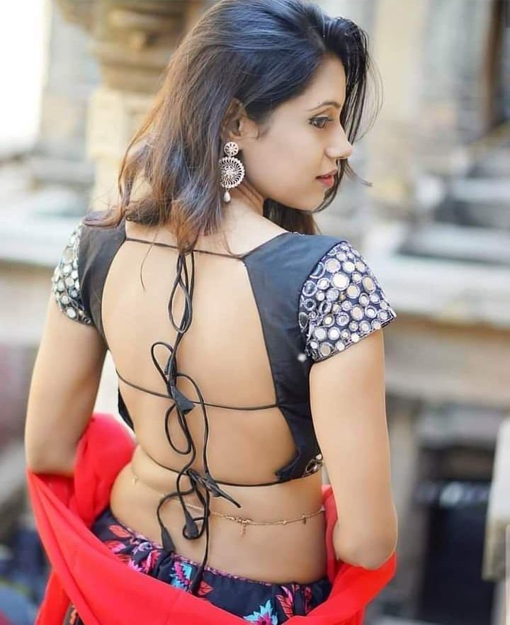 Back pose in saree #picoftheday #photooftheday #photography #photoshoot  #photogram #fashion #fashionstyle #saree #pose #indian #fashion... |  Instagram