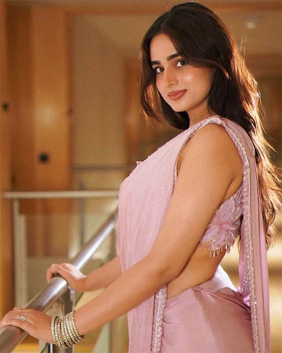 Ayesha Khan in pink saree looking like a beautiful Indian bhabhi – elegant desi bhabhi photo in HD