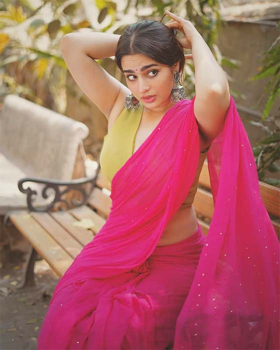 Ayesha Khan in pink saree posing like a stylish desi bhabhi – beautiful bhabhi indian look in HD