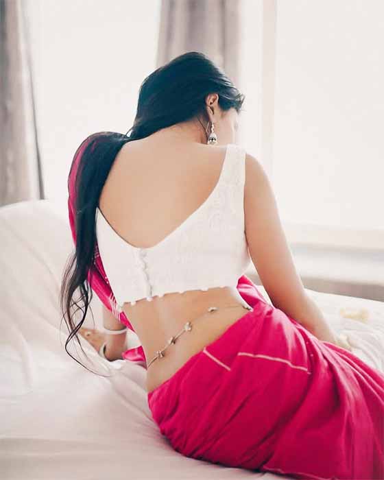 Indian sexy bhabhi lying in pink saree with white blouse – hot traditional look