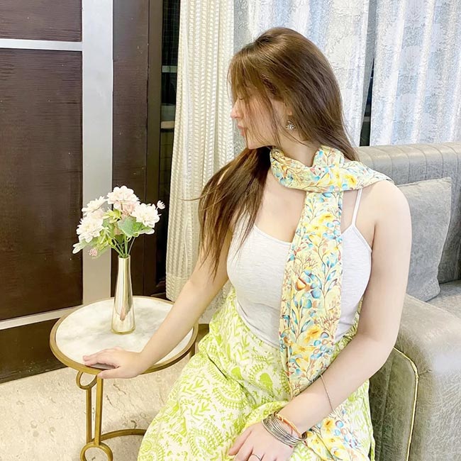 Cute desi gujarati bhabhi in white top with floral dupatta – beautiful Indian bhabhi cute photo.