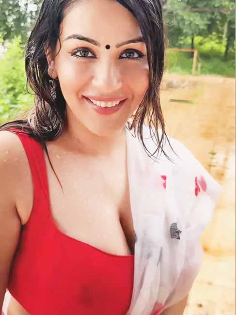 Desi bhabhi hot photo in red saree blouse with wet look