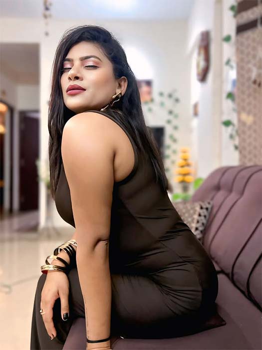 Desi sexy bhabhi pic – hot Indian bhabhi in brown dress viral image