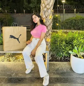 Beautiful Indian bhabhi Rachna in casual look wearing pink top and white jeans | Indian desi bhabhi photo style