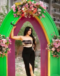 Sexy Indian bhabhi photo in black outfit under floral arch