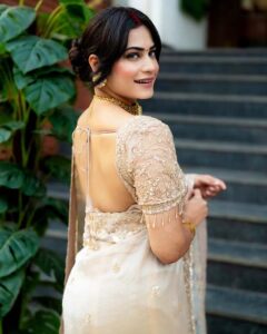 Sexy Indian bhabhi photo in golden saree with backless blouse