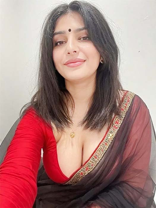 Sexy Indian bhabhi photo in red blouse and black saree – hot desi bhabhi look