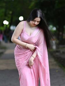 Beautiful Indian bhabhi photo in pink saree – cute and sexy desi look