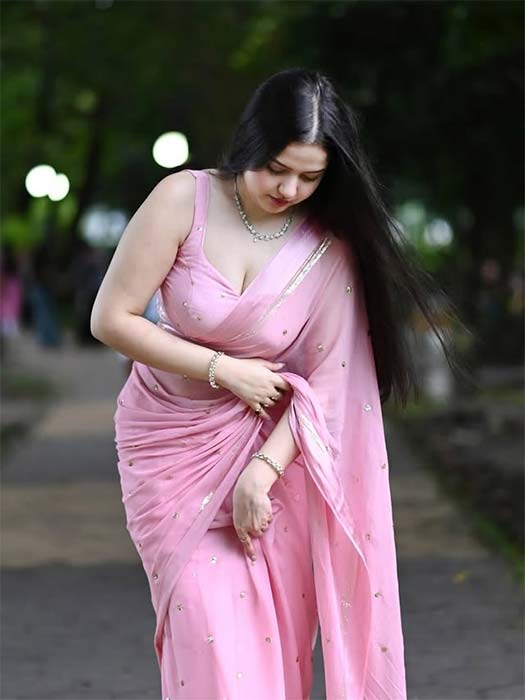 Beautiful Indian bhabhi photo in pink saree – cute and sexy desi look