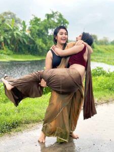 Sexy bhabhi in saree playing outdoors – bold and fun village look