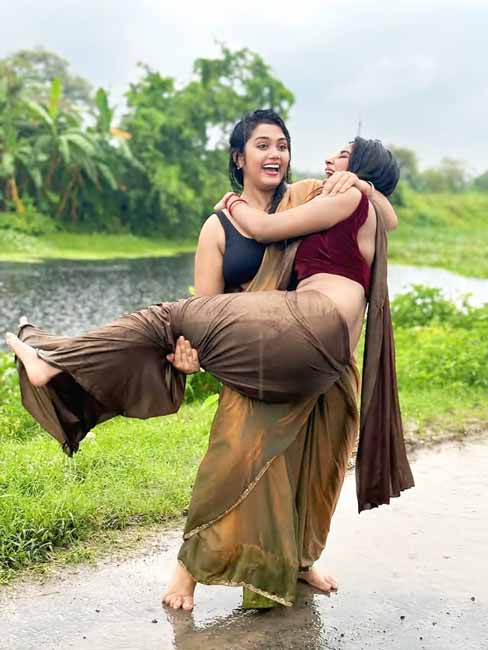 Sexy bhabhi in saree playing outdoors – bold and fun village look