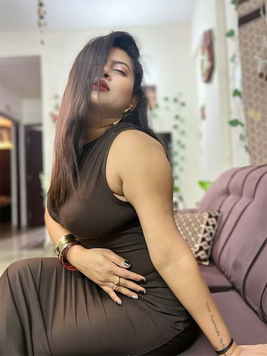 Sexy Indian bhabhi pic in stylish brown dress – hot desi bhabhi photo