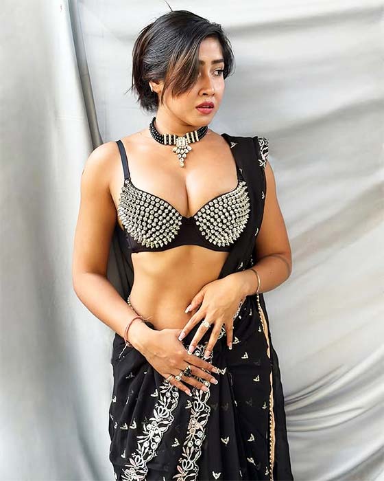 Sofia Ansari hot desi bhabhi look in black saree with bold blouse