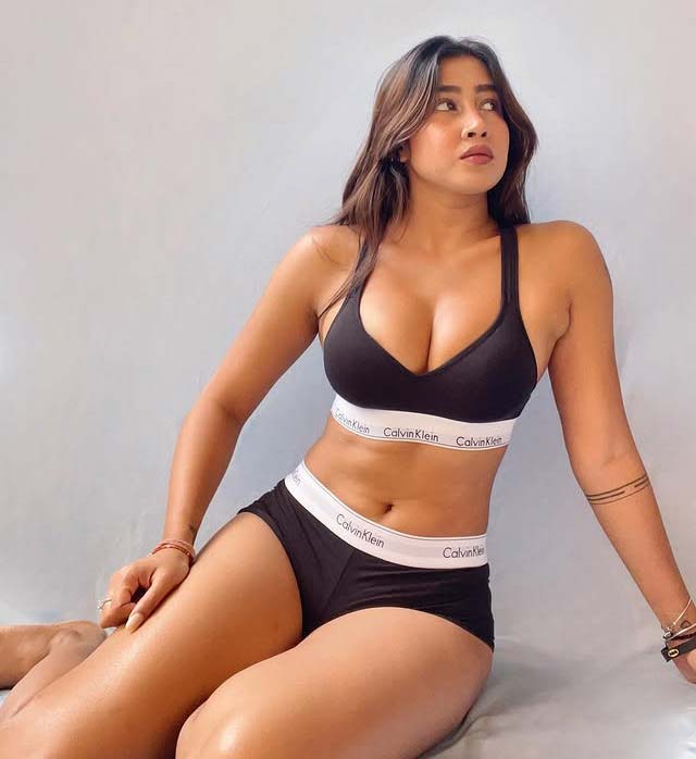 Sofia Ansari sexy bhabhi pic in black Calvin Klein lingerie set